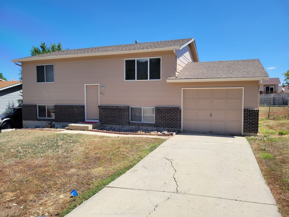 Foto principal - 4 Bed 2 Bath Allowing Pets - Available Now...