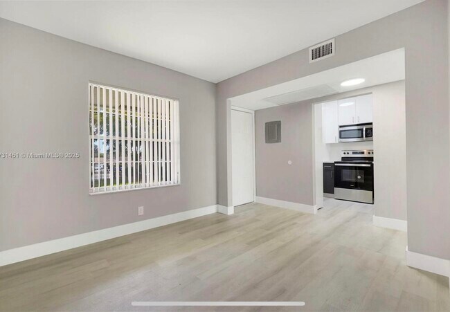 Foto del edificio - 9849 Three Lakes Cir