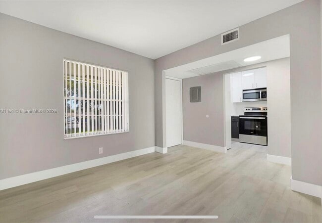 Building Photo - 9849 Three Lakes Cir