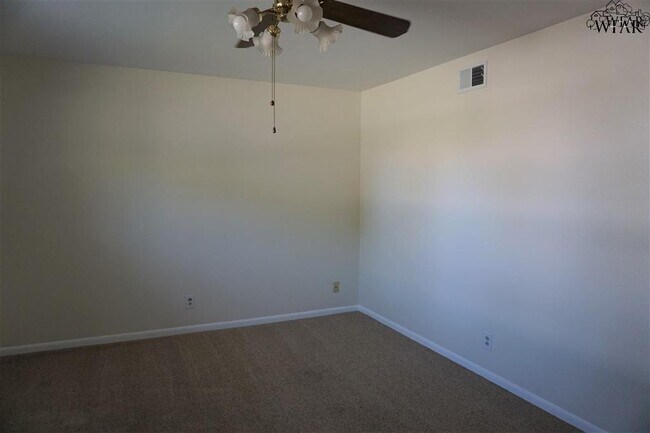 Building Photo - 5040 Lindale Dr