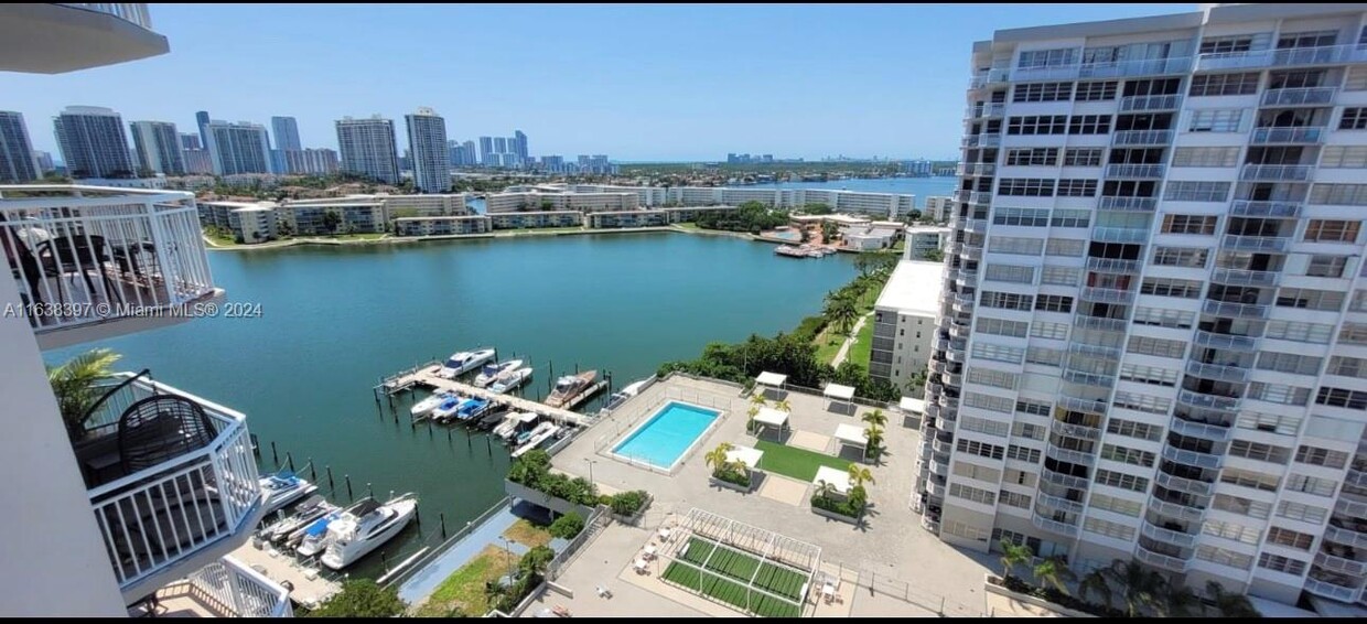 Foto principal - 18071 Biscayne Blvd