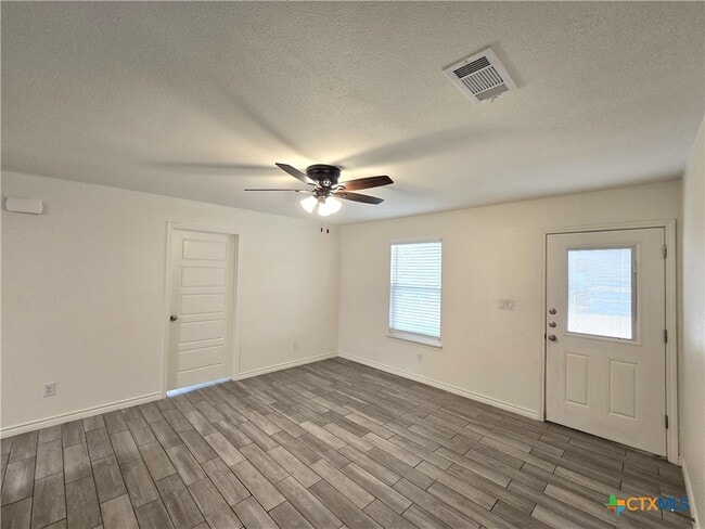 Building Photo - 907 E 3rd St