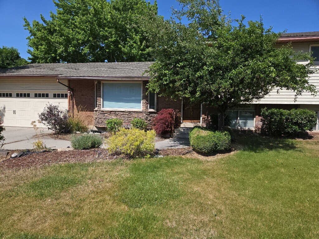 Foto principal - Spacious 4-Bedroom Home with Mountain View...