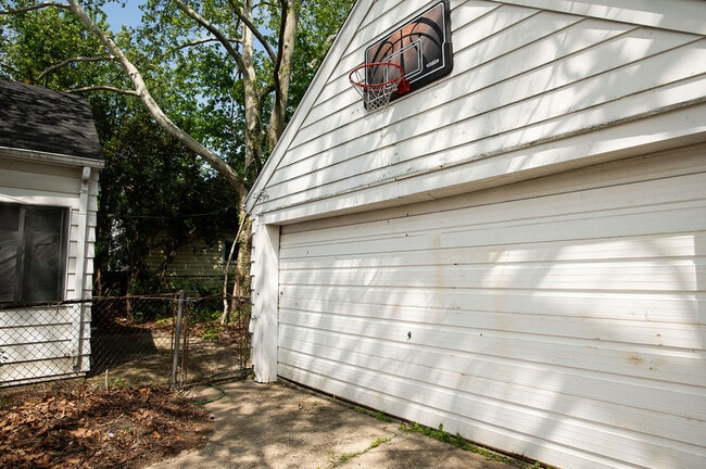 Building Photo - 331 Sandhurst Dr
