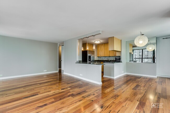Living / Dining Room - 1030 N State St
