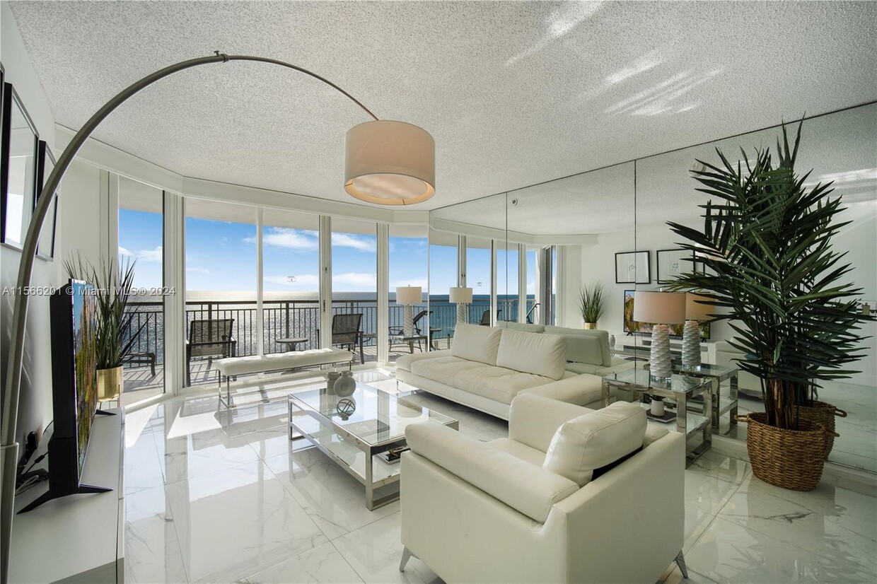 Foto principal - 17375 Collins Ave