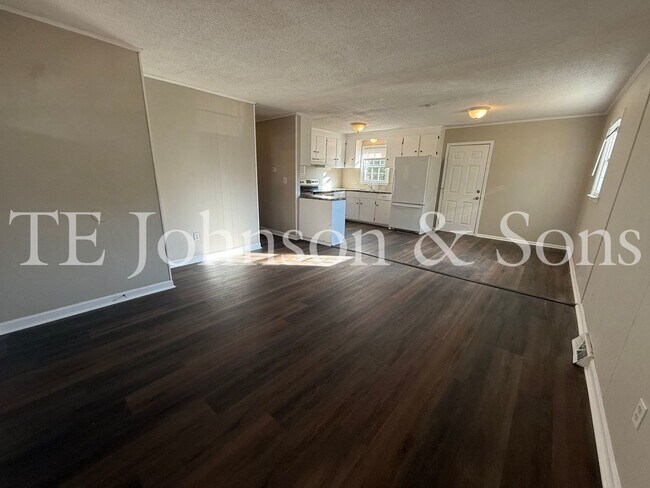 Building Photo - Cozy 3 Bedroom Home with Modern Touches in...