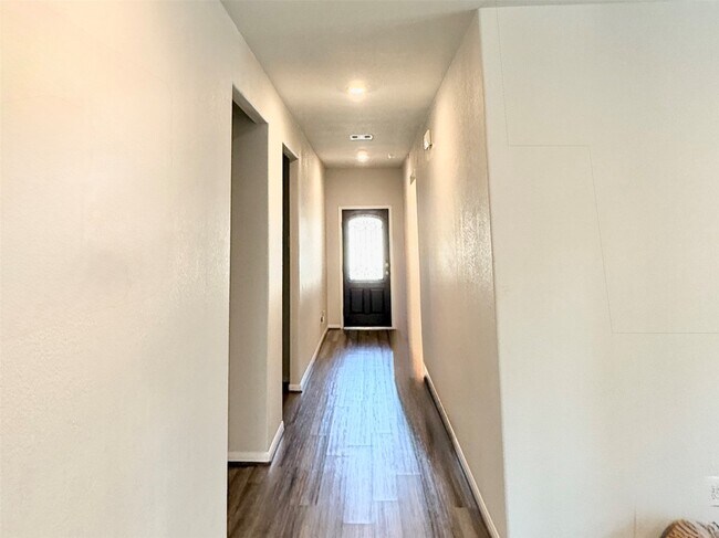 Foto del edificio - 2450 Goddard Grn Dr