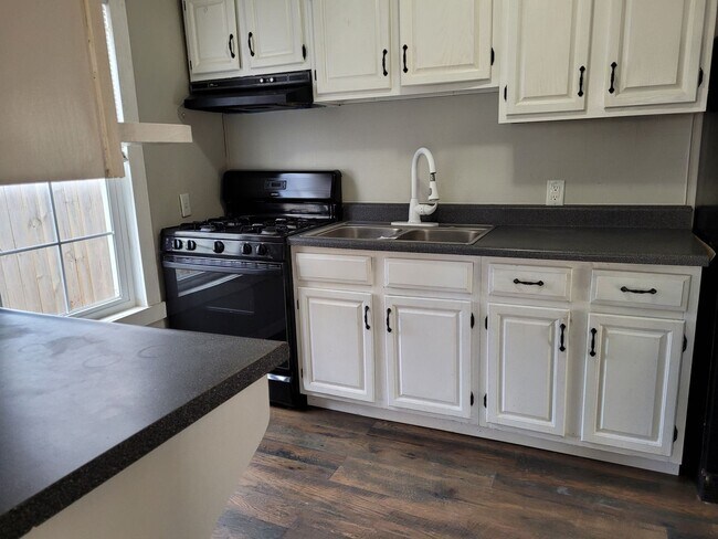 Foto del edificio - 4 bedroom/2 bath home