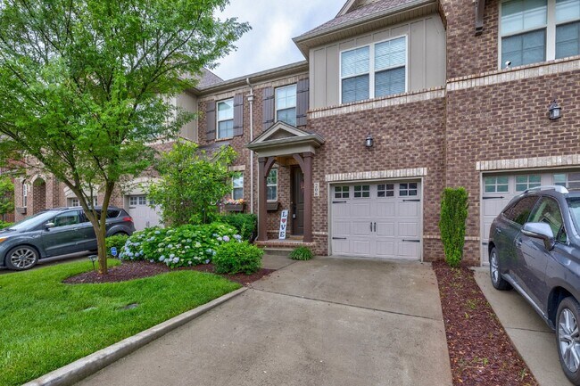 Building Photo - Beautiful 3BR/2.5BA townhome in great Hendersonville location!