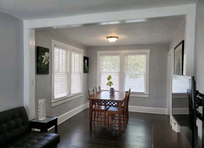 Dining area - 703 Bay Ave