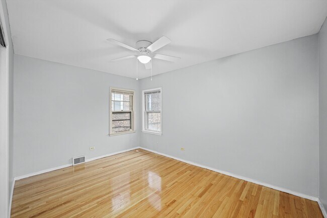 Foto del edificio - 6158 N Hoyne Ave