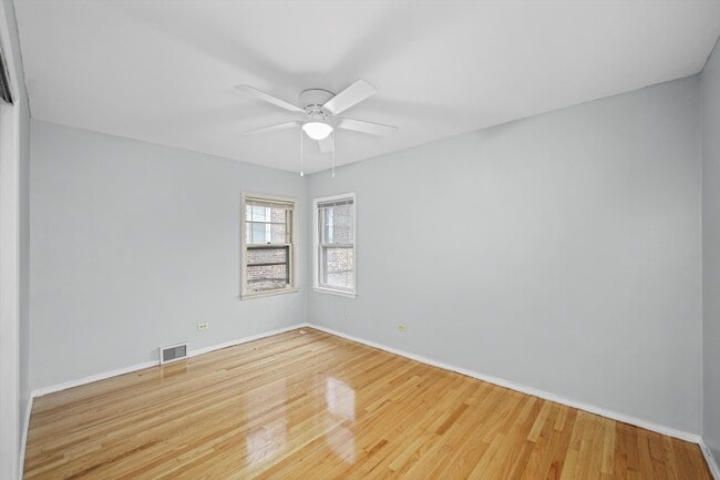 Building Photo - 6158 N Hoyne Ave