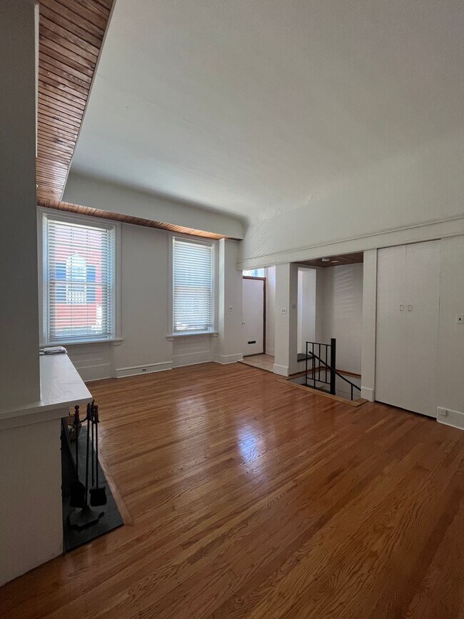 Building Photo - Stunning Bi-Level One Bedroom Apartment in...