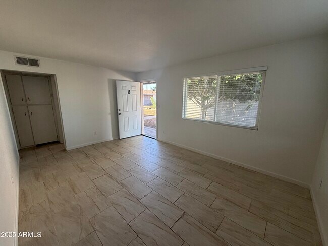 Foto del edificio - 625 E Broadway Rd