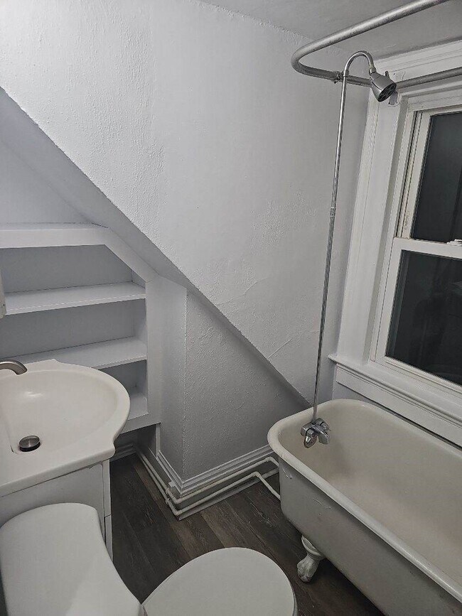 Foto del edificio - 135 Quaker Ln S