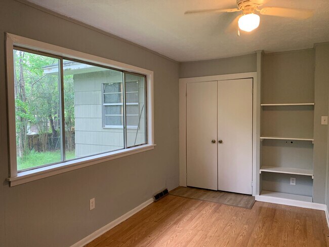Building Photo - HUD Friendly 3 Bed 2 Bath Completely Remod...