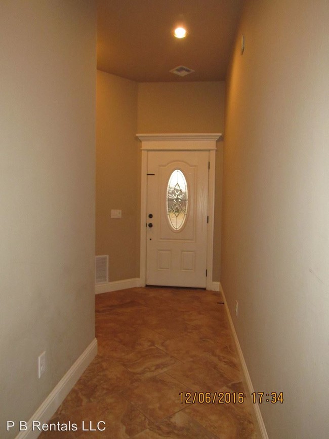 Building Photo - 2402 SW Edinburough Dr