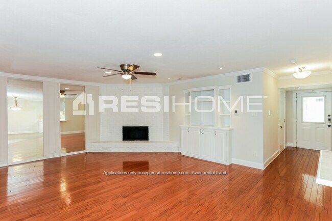 Building Photo - 802 Sandalwood Lane