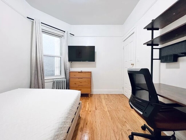 Building Photo - Furnished room/NOT APARTMENT
