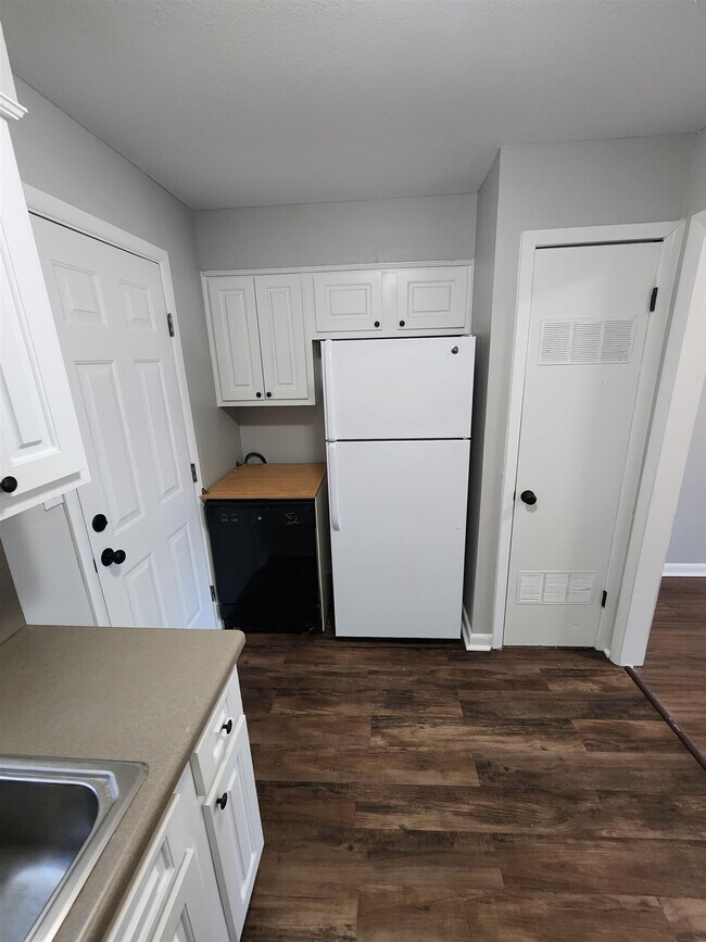Building Photo - 7110 Terry Lynn Dr