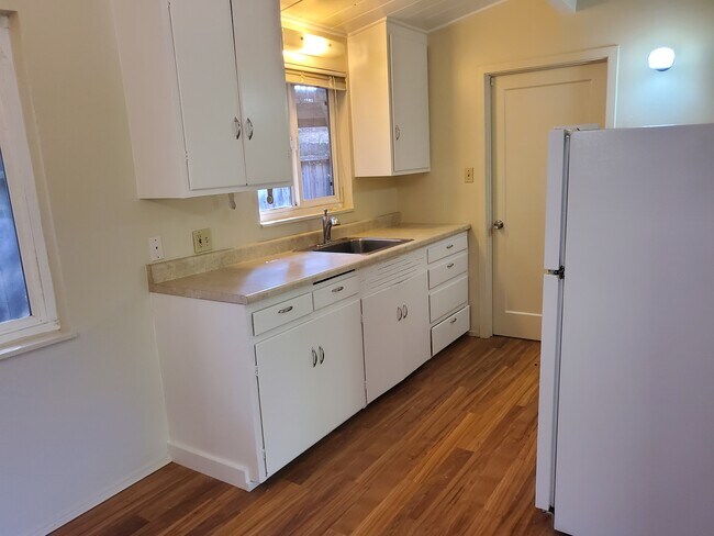 Kitchen with window - 1210 Ripley St