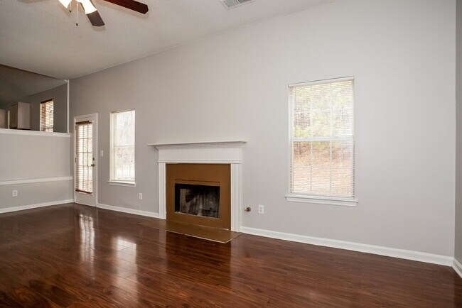 Foto del edificio - 3154 Lower Creek Dr
