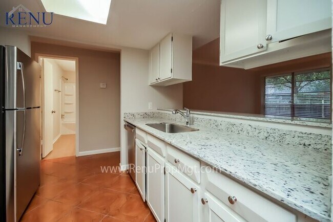 Foto del edificio - Available Now!