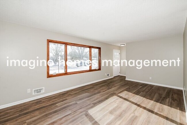 Foto del edificio - Remodeled 4 Bedroom Home in Eagan with Att...