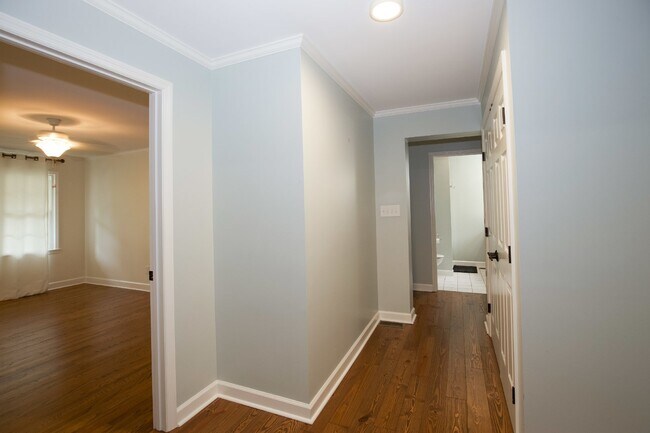 Building Photo - "Spacious 4 Bedroom Home with 3 Full Bathr...