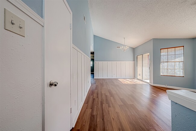 Foto del edificio - 14018 Blue Falls Dr