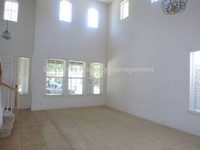 Foto del edificio - 717 Round Hill Dr