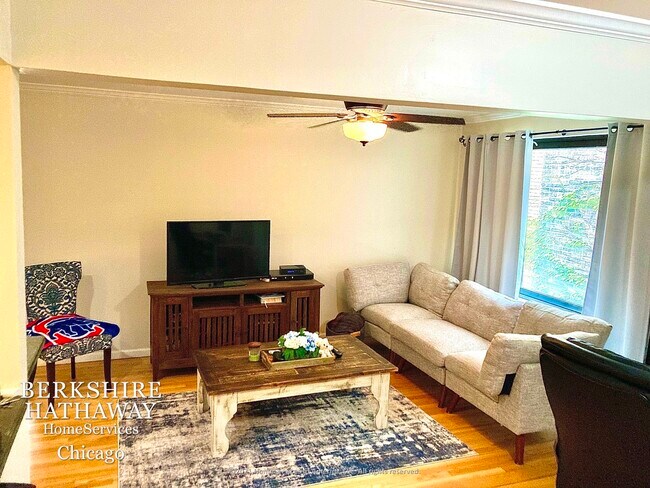 Foto del edificio - 455 W Saint James Place