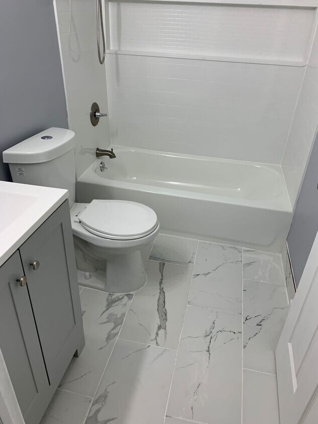 Building Photo - Updated 2 bedroom single family house on q...