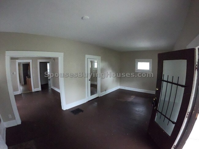 Building Photo - 734 N Gladstone Ave