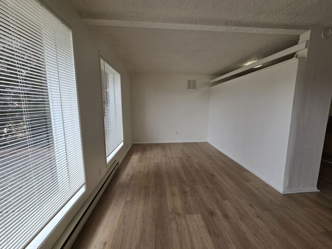 Building Photo - 130 Rose Ave