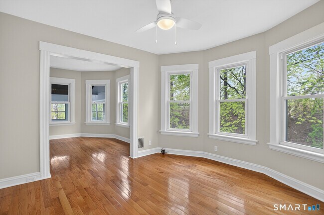 Foto del edificio - 95 Parrott Ave