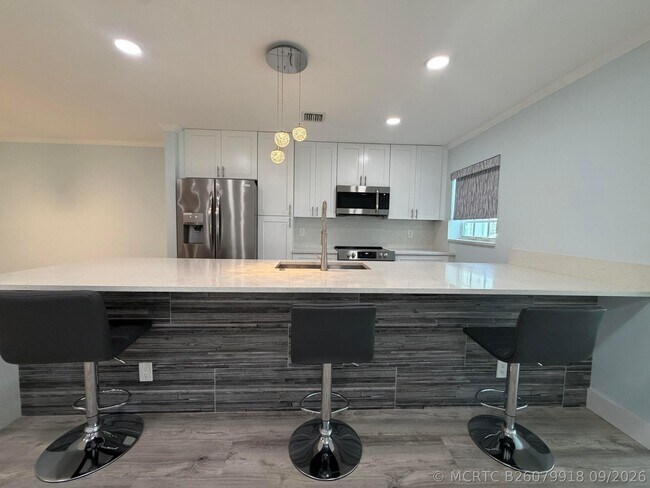 Foto del edificio - 14516 Canalview Dr
