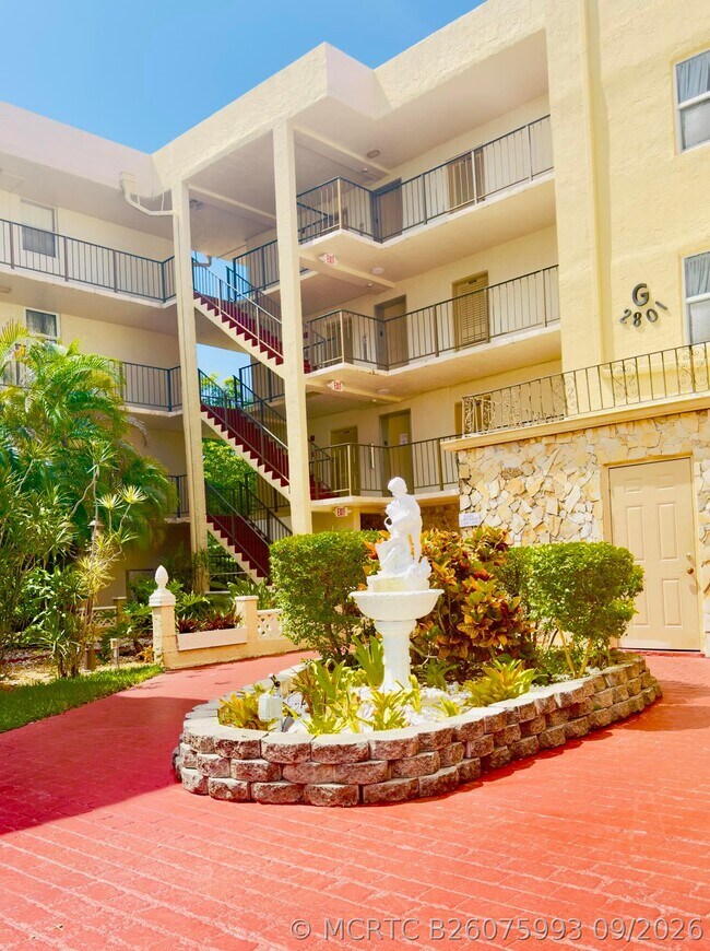 Building Photo - 2801 Somerset Dr