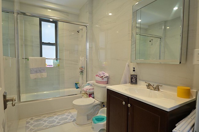 Building Photo - 321 W 94th St