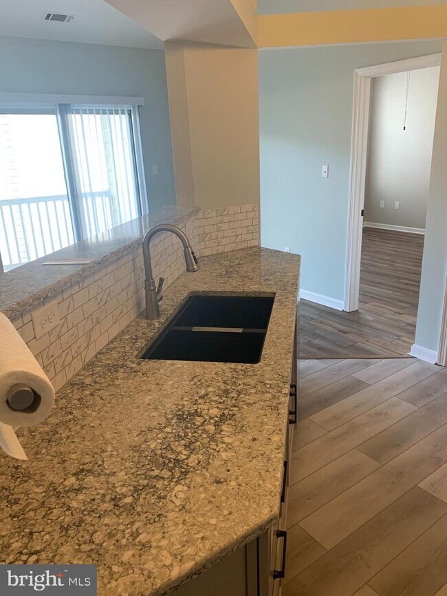 Building Photo - 8207 Blue Heron Dr