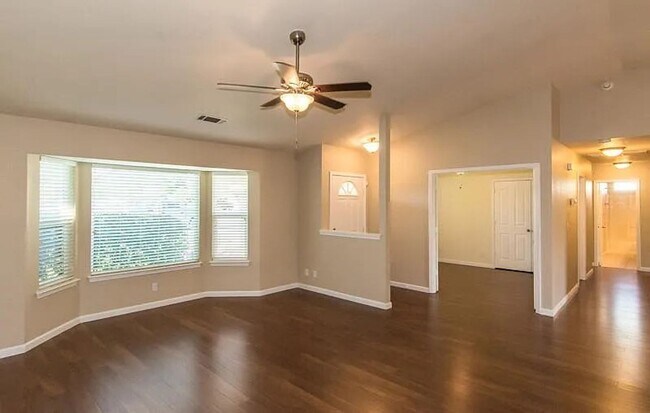 Foto del edificio - BEAUTIFUL 4 BED 2 BATH HOME IN REDDING - A...
