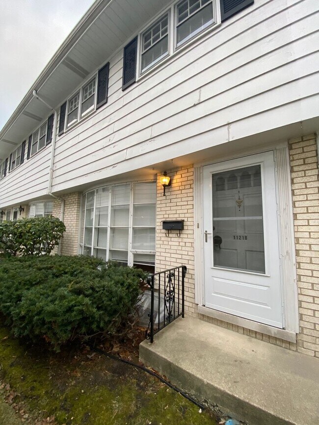 Foto del edificio - 3 Bedroom 1.5 Bath Townhome - Prime Oak Pa...