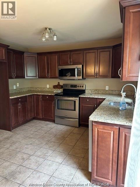 Building Photo - 945 Imperial Crescent