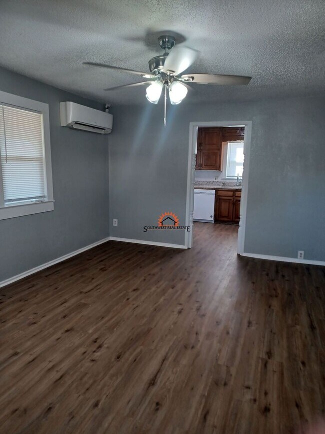 Building Photo - Nicely updated 2 bedroom 1 bathroom home.