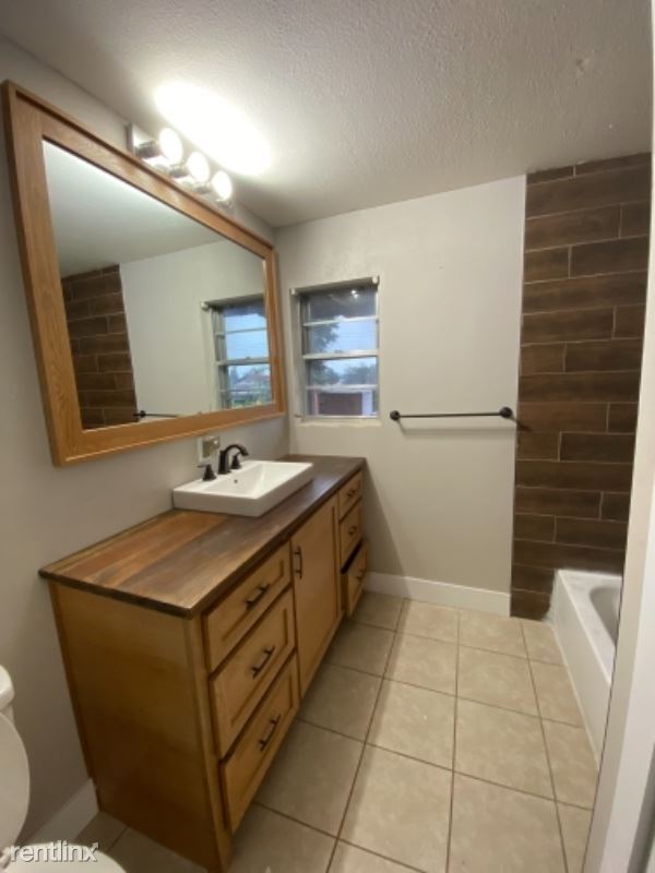 Building Photo - 3 br, 1.5 bath House - 1401 Dyer St.