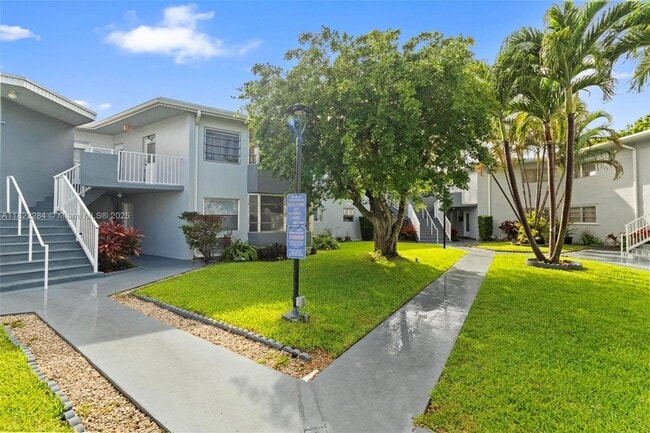 Building Photo - 1667 NE Miami Gardens Dr