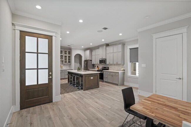 Building Photo - 6531 Castlebay Dr
