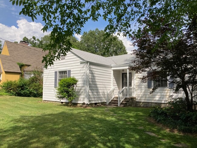 Building Photo - 300 Crestway Dr