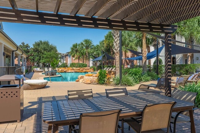 Building Photo - Lakes at 610